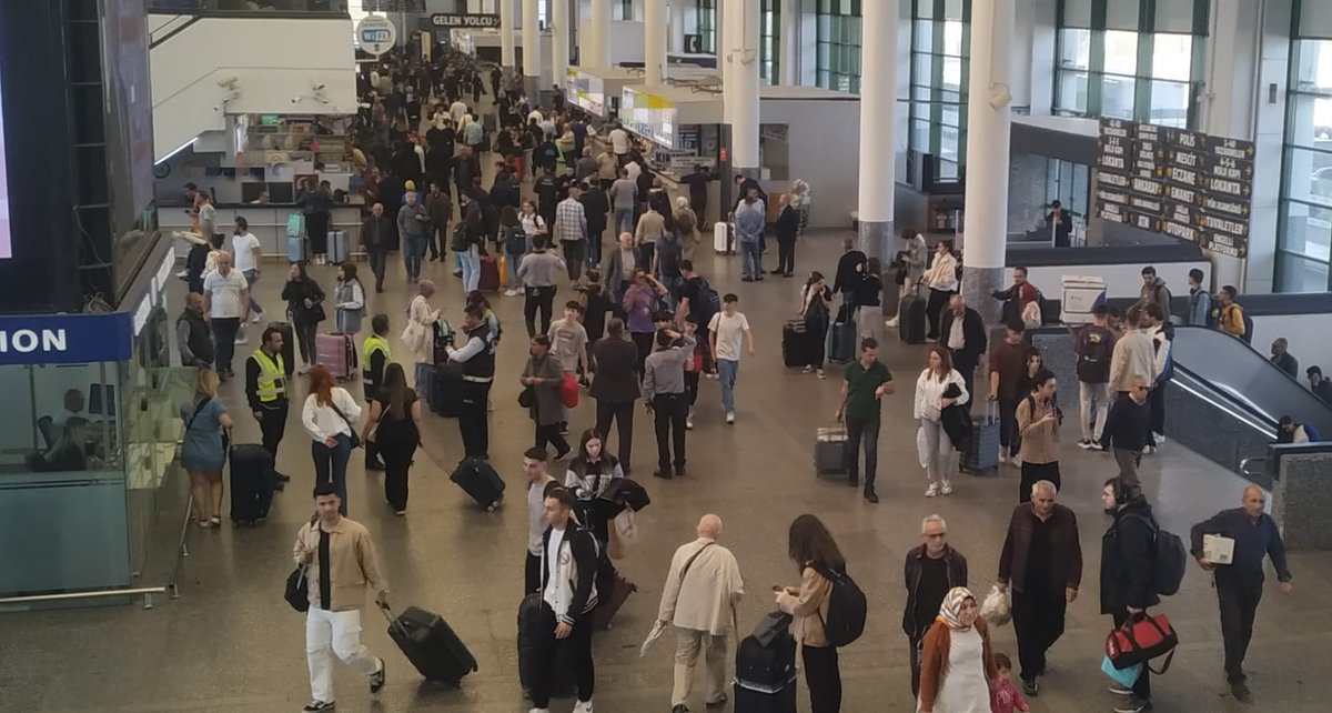 Vatandaşlarımızın rahat huzurlu ve güvenli yolculuk yapabilmeleri için Ankara AŞTİ otobüs terminalinde denetim ekiplerimiz denetim yoğunluğunu arttırarak denetimlerine devam etmektedir.