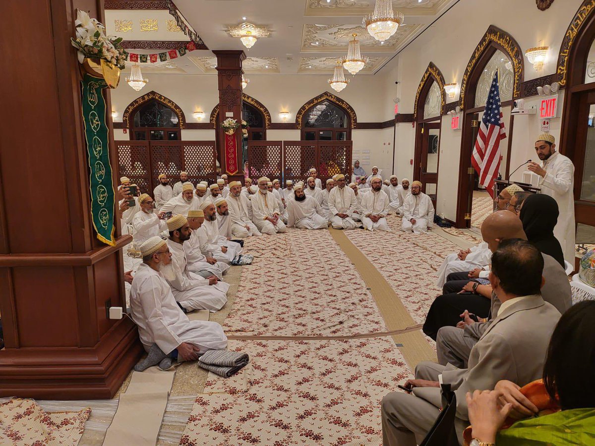 Consul General @binaysrikant76 joined the Dawoodi Bohra community in New York @Bohras_USA for Iftar dinner; CG extended his warm wishes for #Ramadan @MEAIndia @IndianEmbassyUS @IndianDiplomacy @DiasporaDiv_MEA