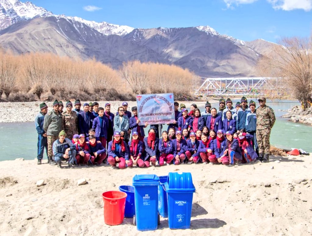 'स्वच्छ राष्ट्र - स्वस्थ राष्ट्र' Fire and Fury Air Defence Warriors organised a Jal Thal #Swachhta Pakhwada, which saw partication of 30 Young #Students of Mahabodhi Residential School, #Ladakh, covering areas in and around the Spituk village and the stretches along the banks…