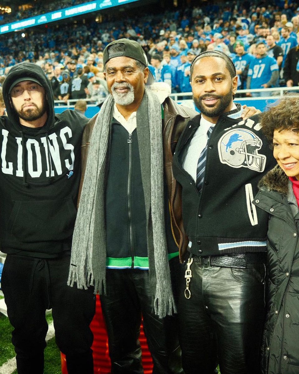 Eminem x Big Sean with his family at the Detroit Lions game 🏈