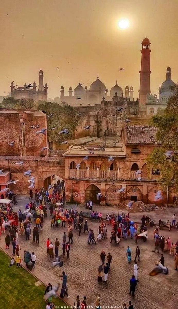An absolutely stunning picture of #Lahore, Pakistan 🇵🇰. Truly captures the vibrant culture of Lahore. PC: Farhan Uddin
