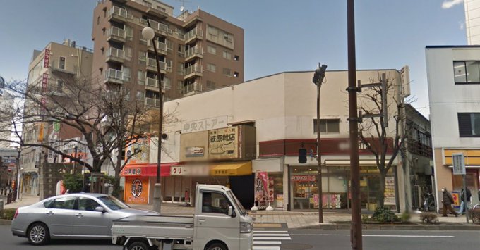 シャニアニ見返して気付いたけど、ゲームでは聖蹟桜ヶ丘にある283事務所の背景は左右反転して使われてたけど①②（靴屋の向きが分かりやすい）、アニメだと見ている横断歩道の場所も90度変わって、反転なしになってるな③④（事務所左の黒字に白バツ外装の建物が分かりやすい）<a href="/tag/%E3%81%B5%E3%82%86%E3%83%9F%E3%83%BC%E3%83%A0"class="tags"><span>#ふゆミーム</span></a>