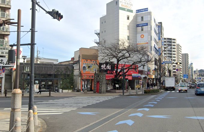 シャニアニ見返して気付いたけど、ゲームでは聖蹟桜ヶ丘にある283事務所の背景は左右反転して使われてたけど①②（靴屋の向きが分かりやすい）、アニメだと見ている横断歩道の場所も90度変わって、反転なしになってるな③④（事務所左の黒字に白バツ外装の建物が分かりやすい）<a href="/tag/%E3%81%B5%E3%82%86%E3%83%9F%E3%83%BC%E3%83%A0"class="tags"><span>#ふゆミーム</span></a>