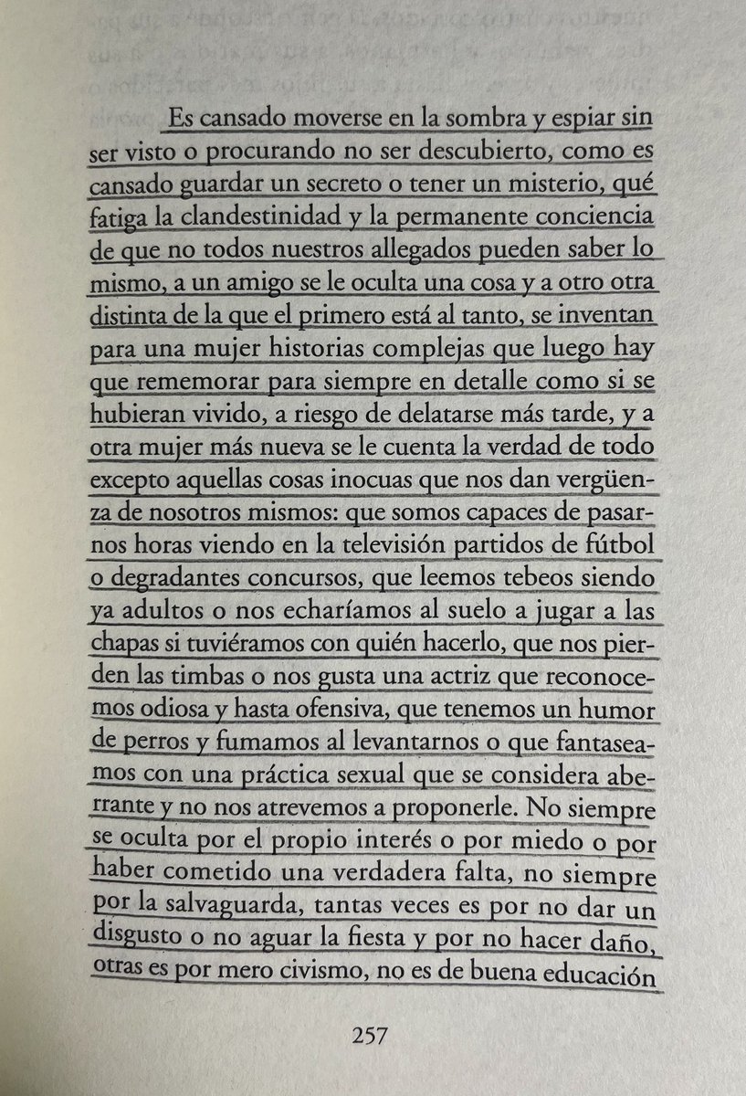 Esto de Javier Marías. «A otra mujer más nueva se le cuenta la verdad de todo excepto aquellas cosas que nos dan vergüenza de nosotros mismos: que leemos tebeos siendo ya adultos o nos echaríamos al suelo a jugar a las chapas si tuviéramos con quién hacerlo».