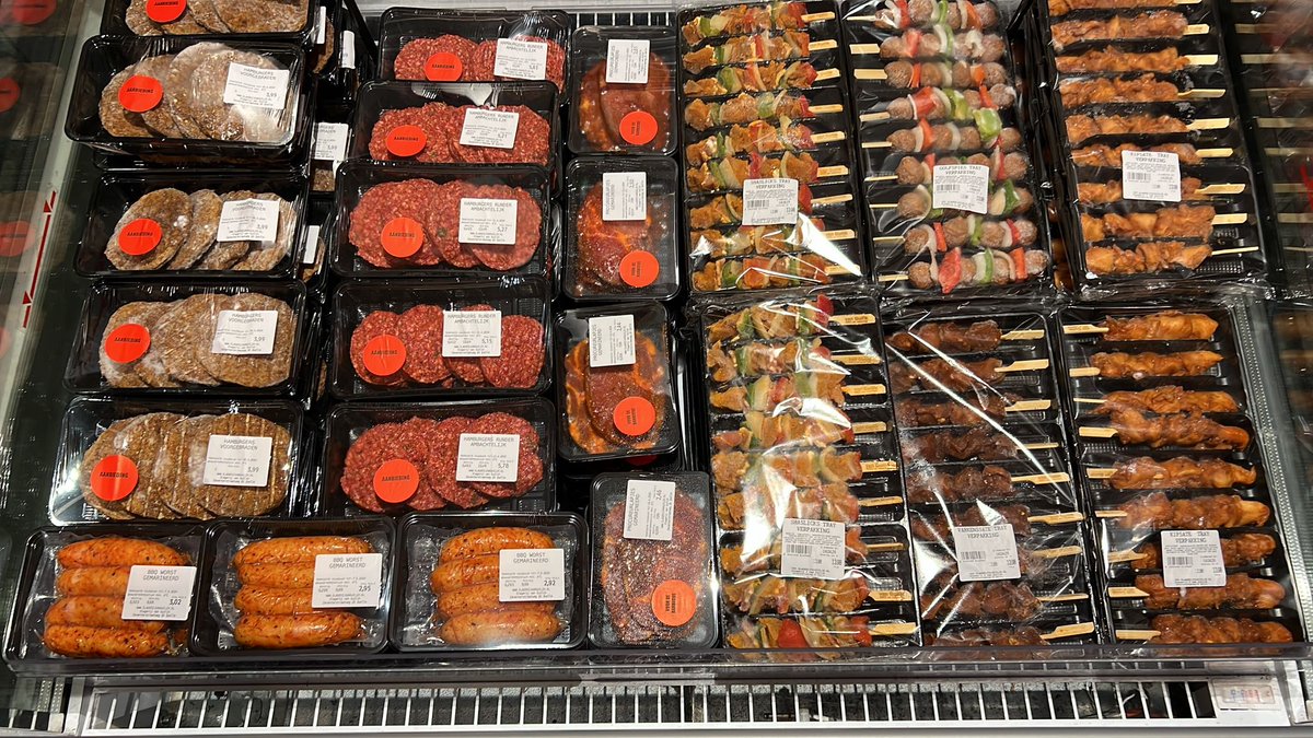 Toch nog bedacht om vandaag de #BBQ aan te steken? 
Wij zijn er klaar voor! 
Volop BBQ spiezen, hamburgers, worsten en meer liggen in ons assortiment bij onze slagerijen in Boni Supermarkt Hattem, Loosdrecht en Zwolle! #barbecue