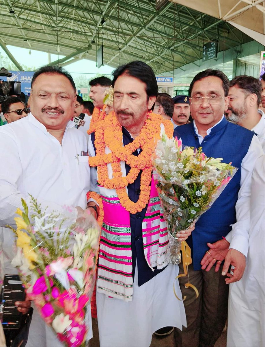 भारतीय राष्ट्रीय कांग्रेस के महासचिव सह झारखंड कांग्रेस प्रभारी आदरणीय ज़नाब @GAMIR_INC साहब का रांची बिरसा मुंडा एयरपोर्ट पर प्रदेश पदाधिकारी एवं कार्यकर्ता द्वारा स्वागत किया गया।