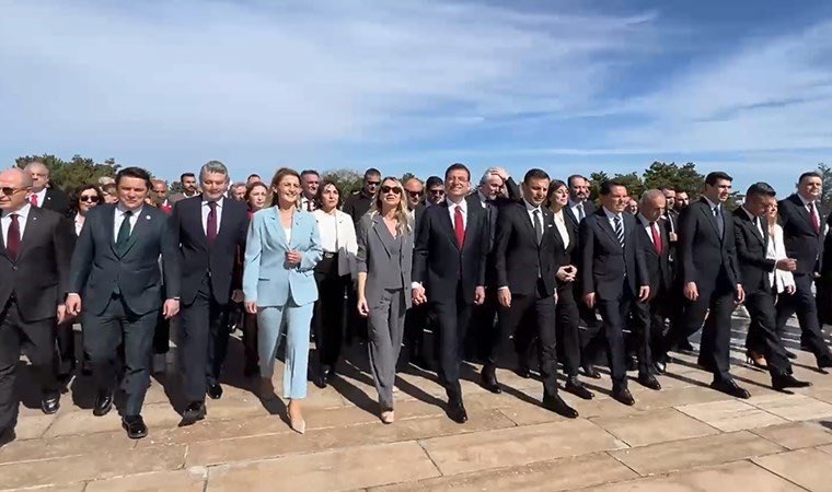 Ekrem İmamoğlu ve CHP'li belediye başkanları Anıtkabir'de.