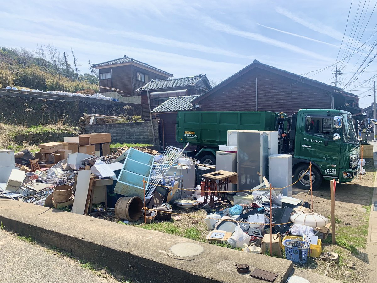 輪島市門前黒島町でボランティア活動　黒島復興応援隊という地元を愛する凄い人達が活動していると報道で見たのでお手伝い出来ればと単身乗り込みました
瓦が落ちたり倒壊した家が多い
水道も復旧し始めていますがまだまだ日常を取り戻せていない方がみえます...

身体ボロボロだけど明日も頑張ろ💪