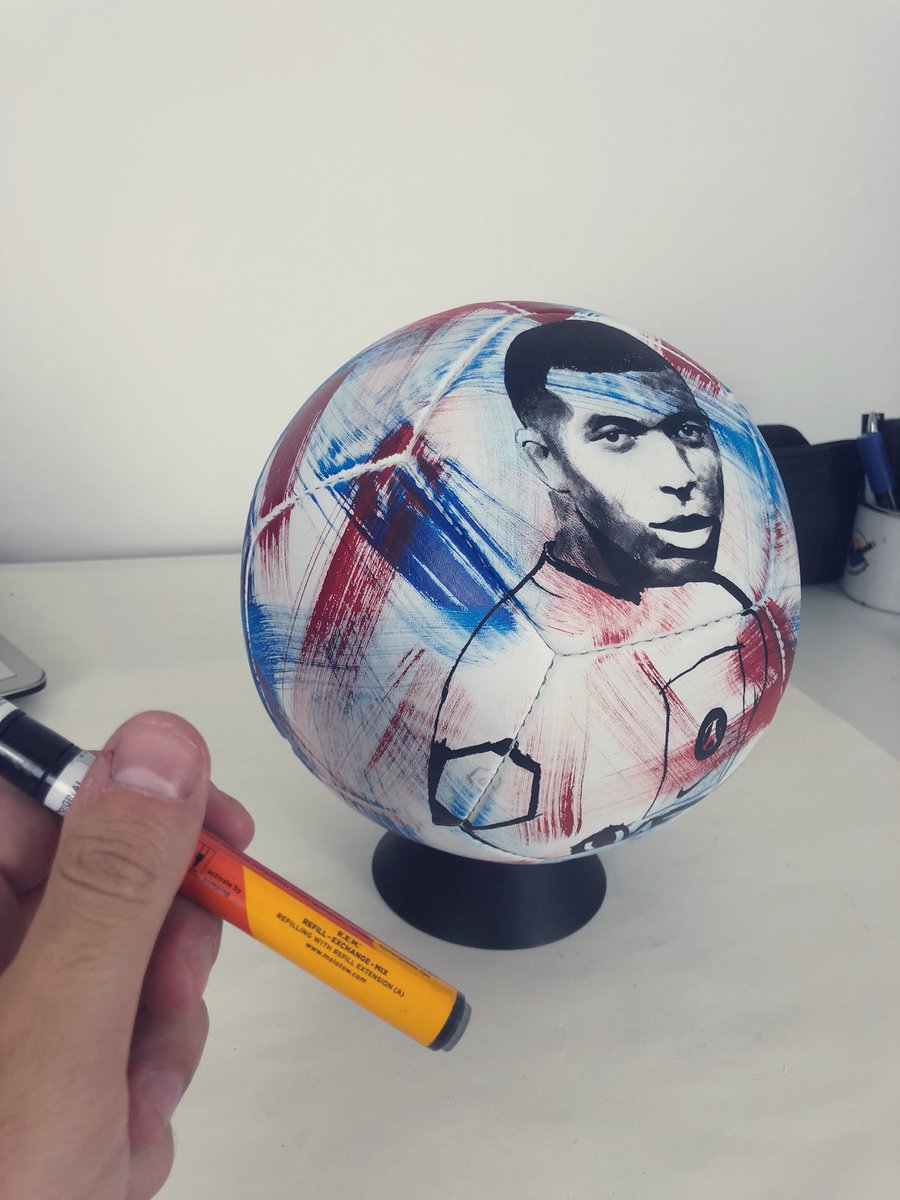 MatsDrawing's tweet image. Il y a 1 an j’ai réalisé cette peinture en collaboration avec @RebondProject ⚽️

Aujourd’hui ce ballon a été vendu au profit de l’association @PremiersdCordee , au milieu de lots comme une séance privée avec Jean Dujardin ou un disque d’or de Goldman 😂