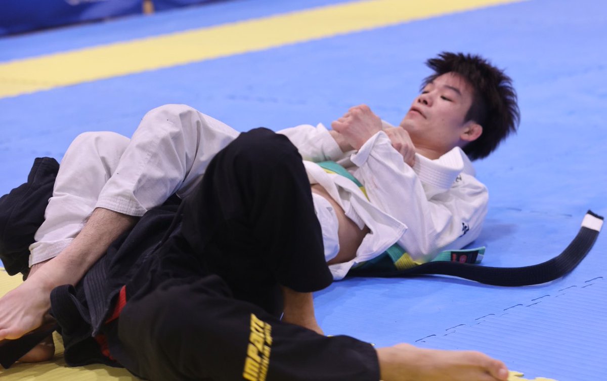 Jiu_Jitsu_NERD's tweet photo. ���ASJJF TOKYO INTERNATIONAL KIDS 2024】アダルト黒帯ルースター決勝戦
○澤田伸大
vs
×柴田宏太
9-2 https://t.co/hghd9EhrSc