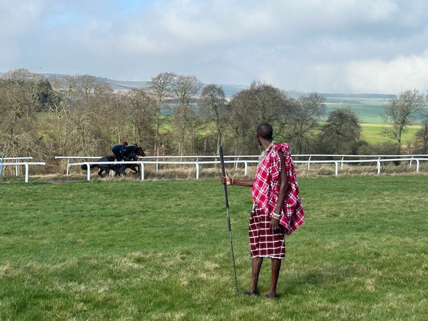 Fantastic to have top @OffbeatSafaris guide David Njapit inspecting the string @cbhills 🔵🔴⚪️