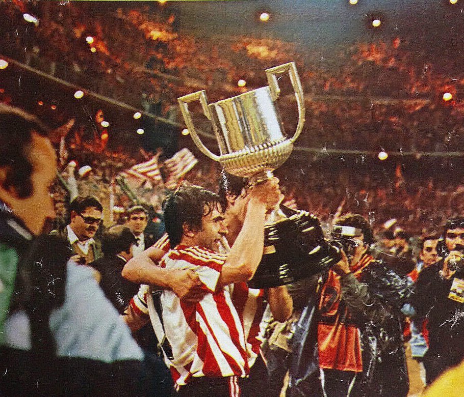 BaloiaSarera's tweet photo. Bizitza osoa umetako ametsaren atzetik, Athletic txapelduna amesten. Munduan bakarrak garela sinistu eta gaur egungo futbolean utopikoa dirudien ilusioarekin garaipenaren helmugarantz. Gozatu eguna lagunak❤️

Historiak babesten gaitu, garaipena zain dugu!

Beti Aurrera A.C.🦁✊🏼 https://t.co/WHNy3Y4J4E
