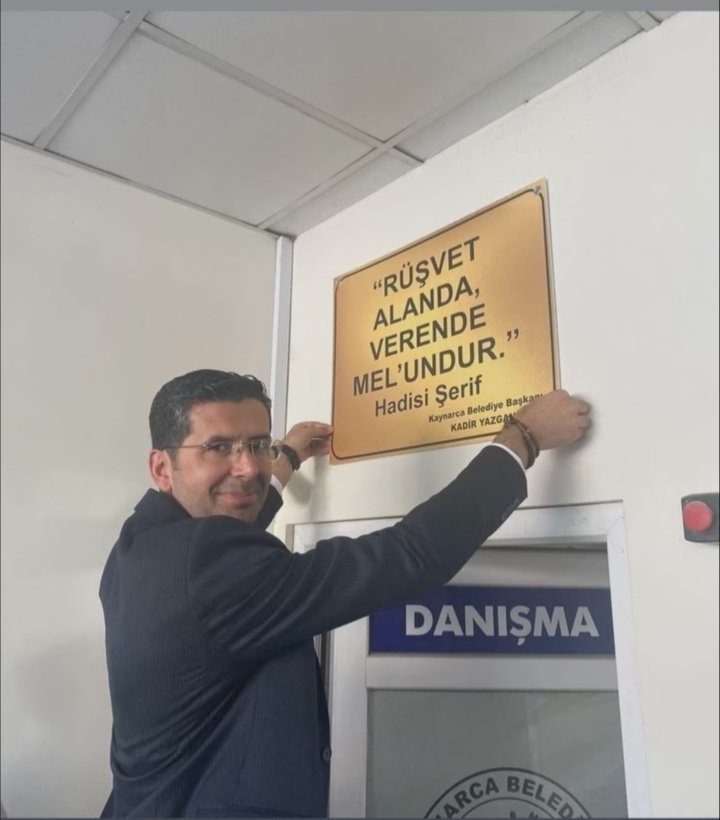 EROLKu20's tweet photo. Şükürler olsun. Türkiye de rüşvet alanda verende mel'undur tabelaları asılmaya başladı.
#Ahlaklıbelediyecilik https://t.co/N7j0DJlhCp