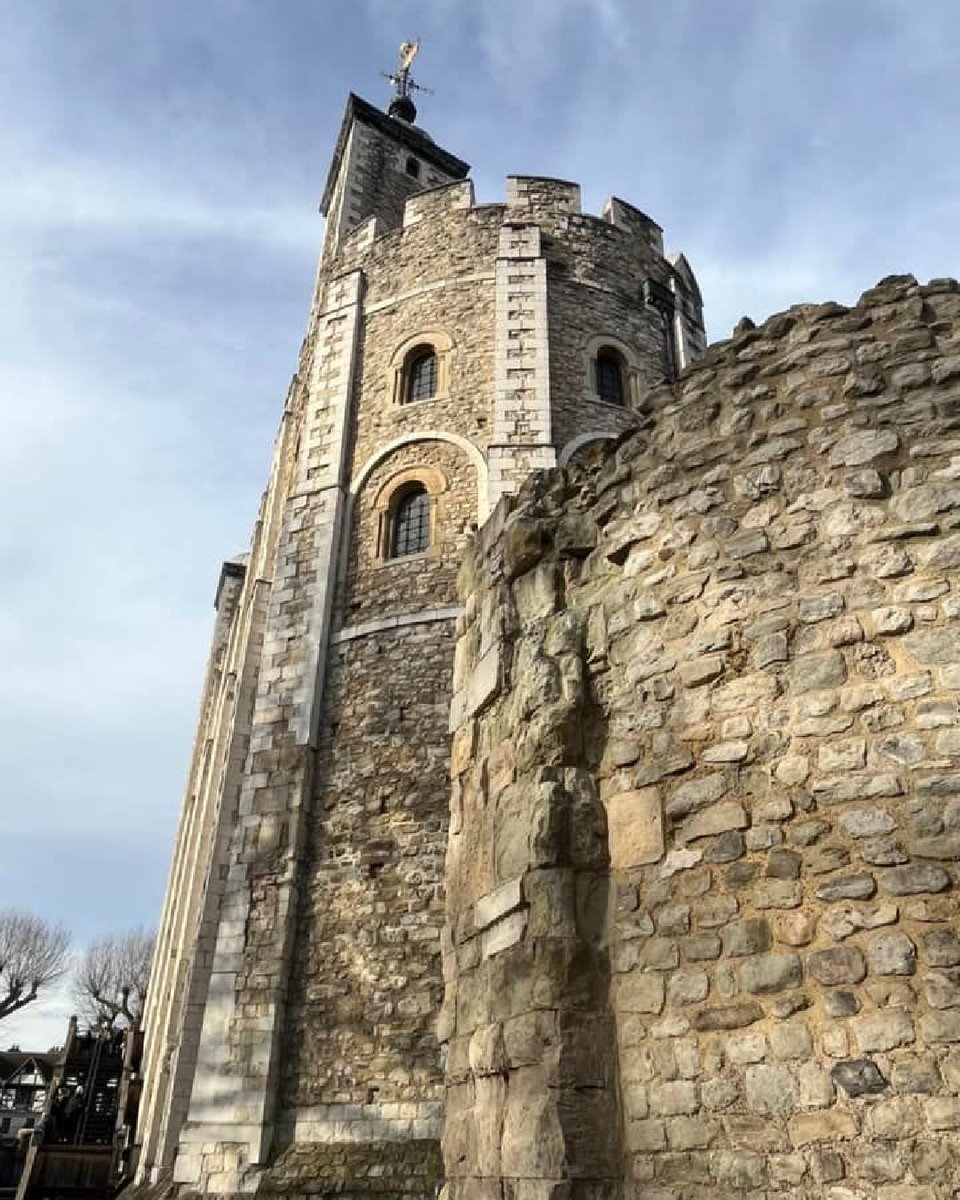 Looking up at the White Tower 🏰 This imposing tower was built to awe, subdue and terrify Londoners, and to deter foreign invaders! 😮

📸 Thanks to Francesco Messettti over on Facebook for sharing this awesome #PalacePhoto with us!
