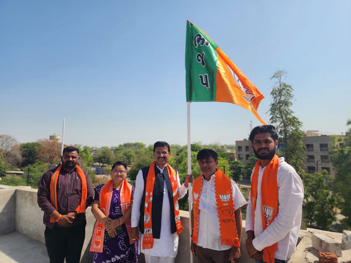 sardarchaudhri's tweet photo. દરેક ઘર પર લહેરાતો ભગવો ધ્વજ વિશ્વાસ અને વિજયનું આગવું પ્રતિક છે!

રાષ્ટ્રના વિકાસ જ જેનો પરમ ધ્યેય છે, અંત્યોદયથી સર્વોદય જેનું લક્ષ્ય છે એવી પાર્ટીના કાર્યકર્તા હોવાનું મને ગૌરવ છે, આજરોજ ભારતીય જનતા પાર્ટીના સ્થાપના દિવસ નિમિત્તે મારા નિવાસ્થાન તેમજ કાર્યાલય ખાતે ભાજપાનો ધવ્જ લેહરવી, કાર્યકર્તાઓ સાથે ઉજવણી કરી. 

#BJPSthapnaDiwas