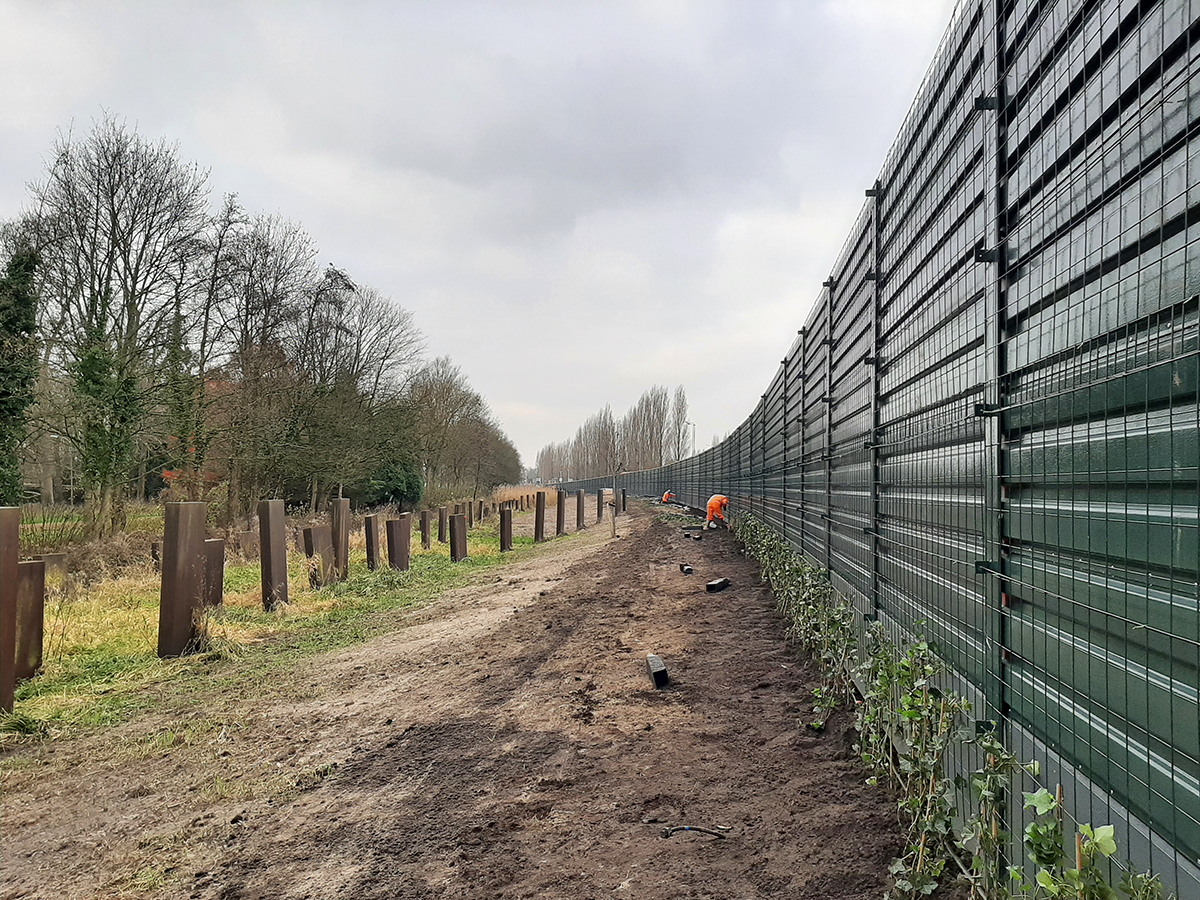 🦺 Nu de #geluidsschermen langs de N3 bij het Gezondheidspark er staan, kan de aannemer de bouwplaats ontruimen en de verkeersafzettingen weghalen. Daarvoor gaat afslag 4 op de N3 van 8 tot 12 april dicht van 21.00 tot 5.00 uur. Kijk op dordrecht.nl/werkaandeweg.