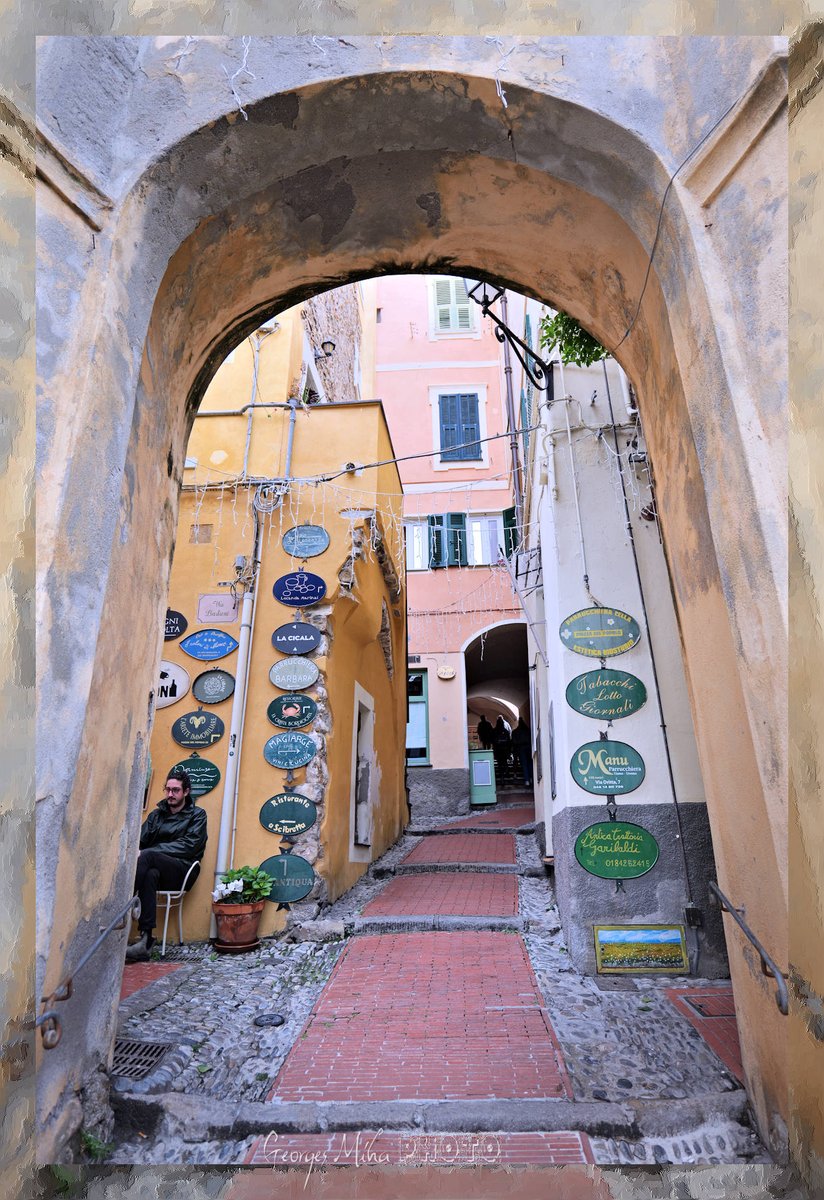 le vieux Bordighera, un joli village italien qui vaut le détour. 😎
@RegLiguria
#bordighera #imperia #sanremo #liguria #artdevivre #mare #georgesmiha #geozine #Ligurie #Italie #italylandscape #liguria_cartoline_ #liguria_in_pillole #turismoinliguria #italiainfotografia