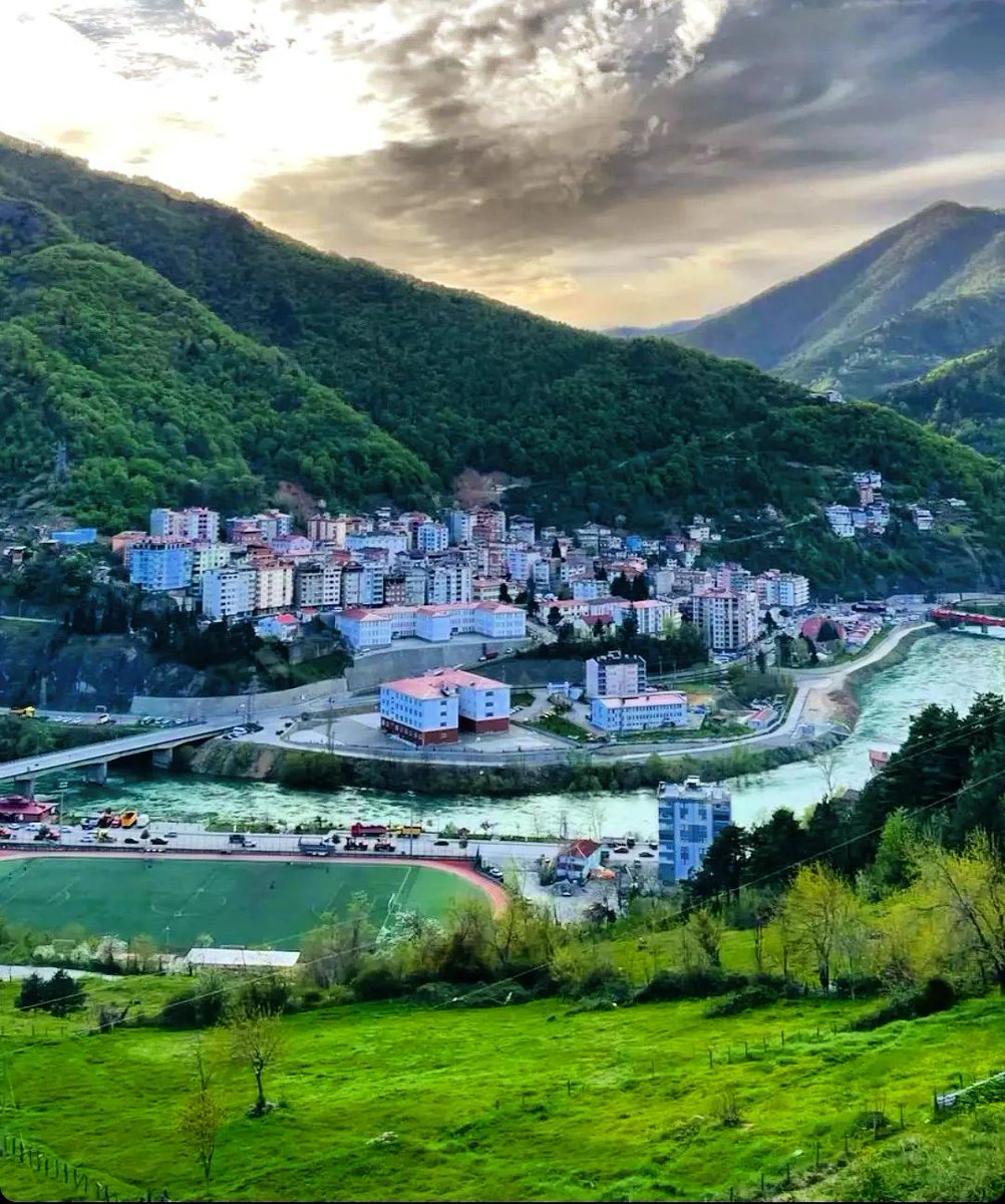 Baharın gelişi, zaten büyüleyici olan Borçkamıza yeni bir güzellik katmış... 📸 mavi_objektif