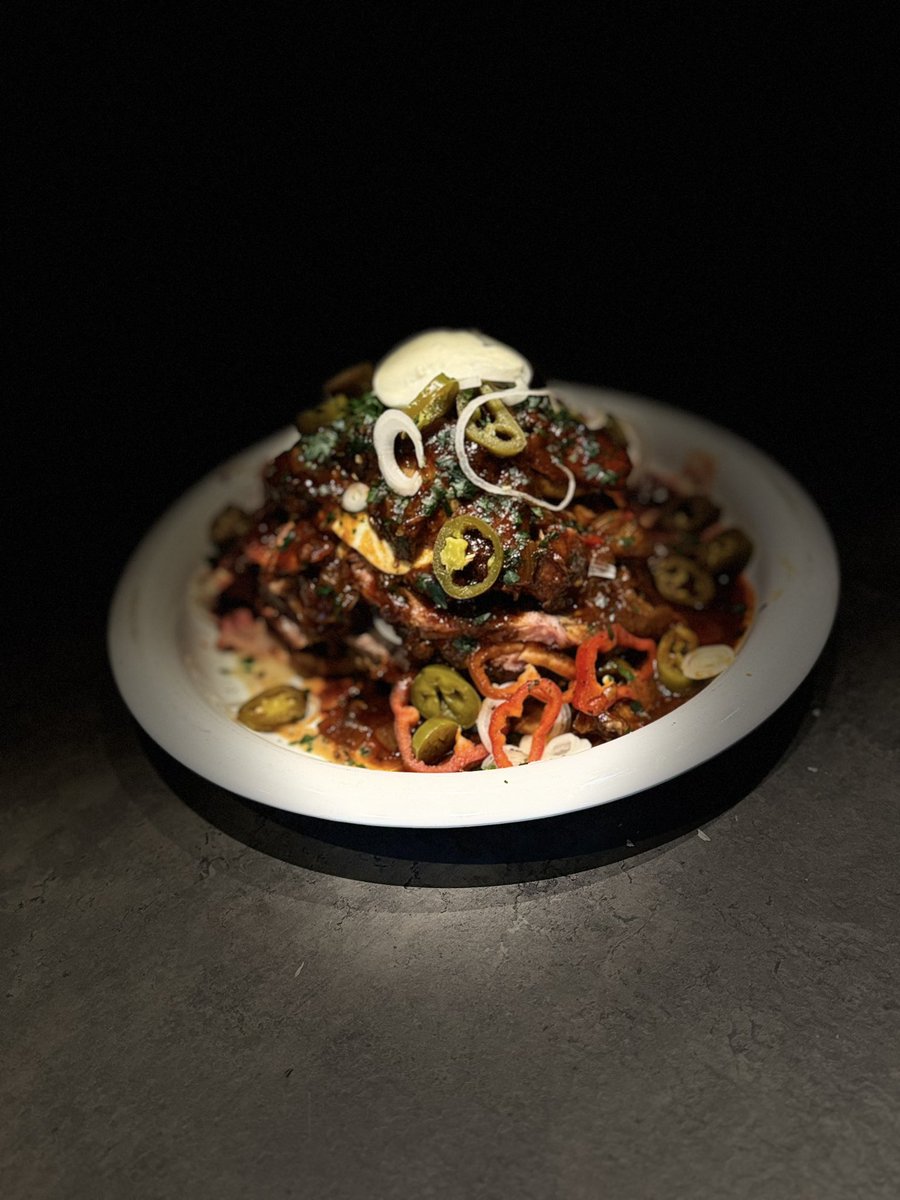 Testade @feedersanders recept på ”Fläskberg” igår, riktigt gott! Men vad kan gå fel egentligen? Fläsk, smält ost, bbq sås, vitlökssås och pommes osv. 

feeders.se/2018/09/22/fla…