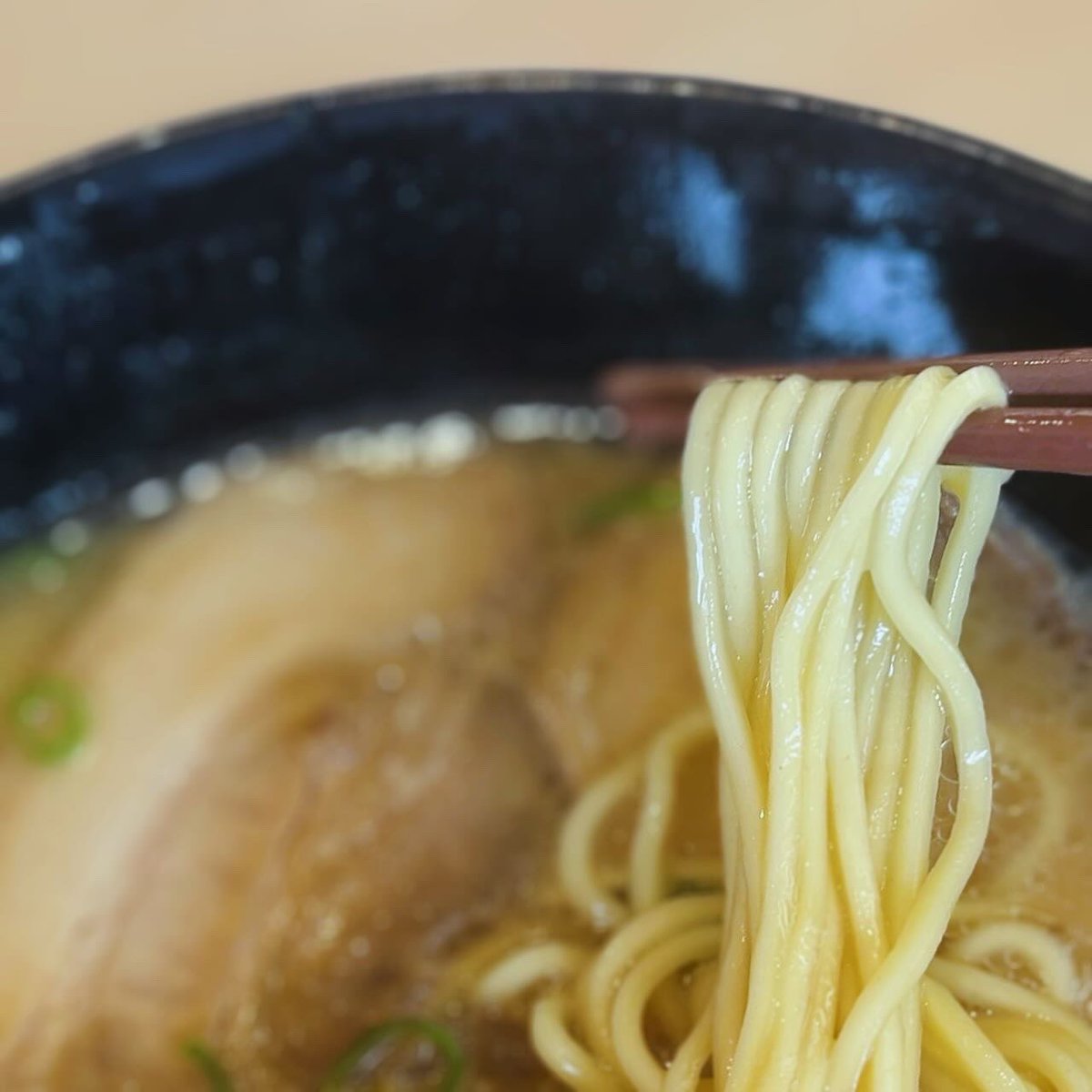 Jimny_Jim23's tweet photo. #はま寿司宇部厚南店 #焼豚増量!特製とんこつ醤油ラーメン #期間限定

 #はま寿司 #は #HAMAZUSHi #はっはっはま寿司! #はまい! #はまのラーメン部長
 #焼豚増量特製とんこつ醤油ラーメン #特製とんこつ醤油ラーメン #とんこつ醤油 #豚骨 #豚骨ガラ #呼び戻し製法 #チャーシュー #味玉 #ネギ #細麺 https://t.co/gw4iiS9Qr9