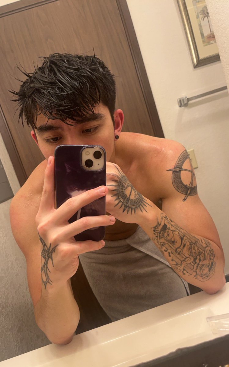 Ac3_twit's tweet photo. My fingers look weird holding my phone but they’d look perfect in you~ #nsfw #nsfwtwt #nsfw_acc #18plus #thirst #thirsttrap #hands https://t.co/cXhF5lA6JS