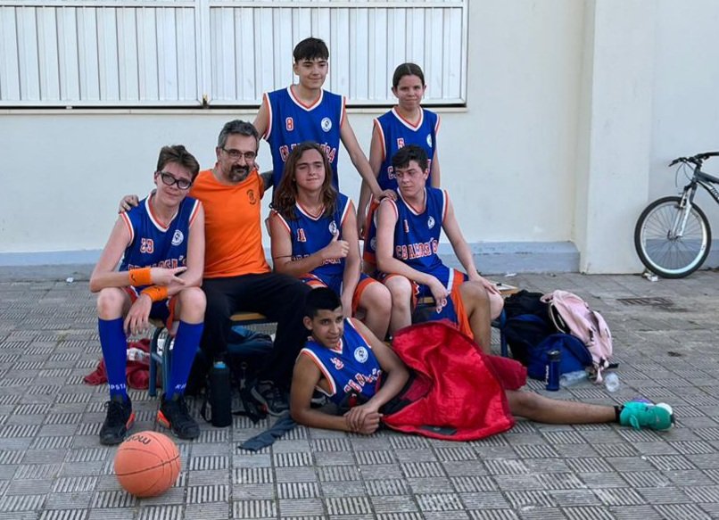 Cadete 16-31 Utrera Blanco, inicio de los juegos de primavera en la categoría junior, nos presentamos con 6 jugadores de los 11 del equipo, aún así nuestr@S guerrer@s no dejaron de luchar en la pista, el compromiso y el compañerismo son el pilar para cualquier equipo