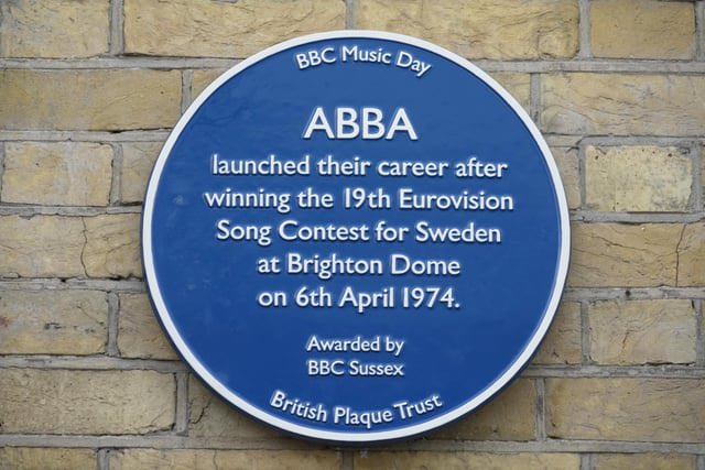 Sådana här blåa skyltar sätts upp i Storbritannien för att uppmärksamma historiska platser. Just den här skylten har nu dykt upp i Brighton, där pophistoria skrevs för 50 år sedan 🥰 Thank you for the music 🕺🕺💃💃