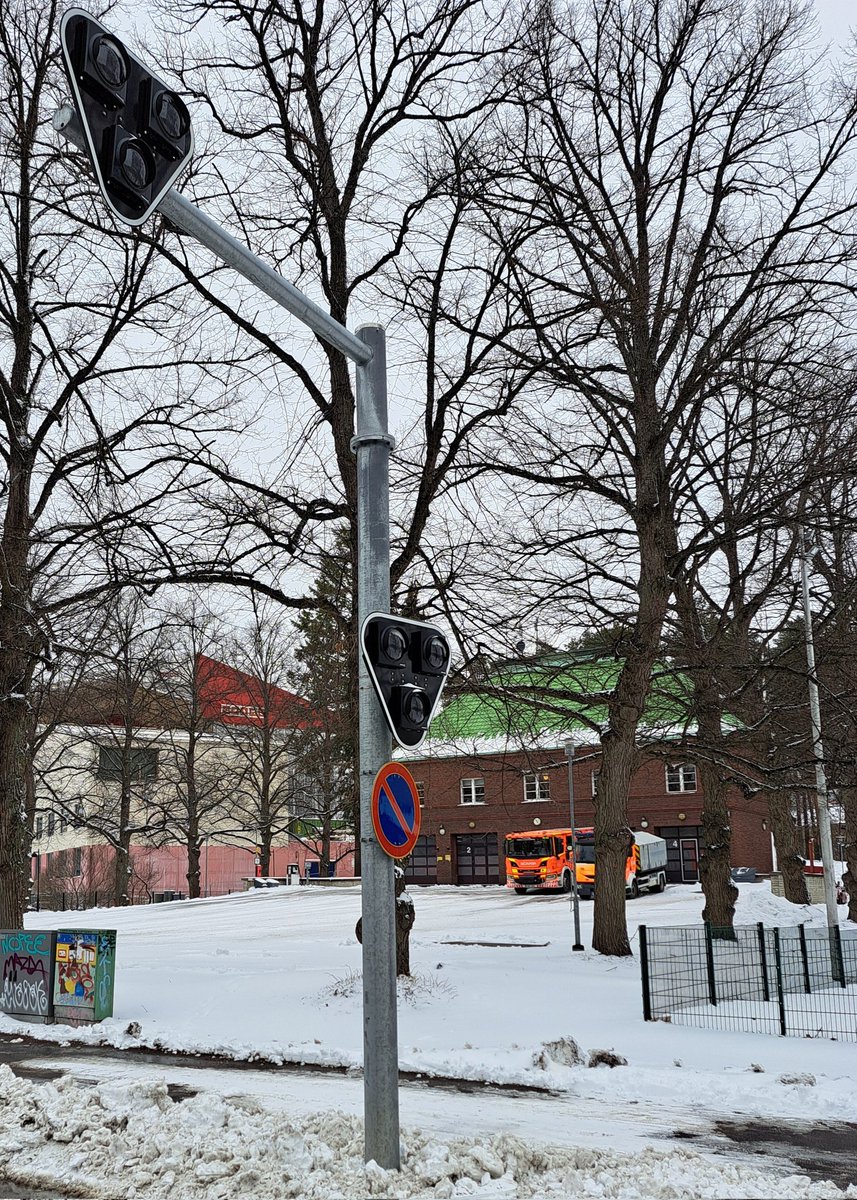 taisto_hakala's tweet photo. .@HelsinkiKymp lämpimät kiitokset liikenneturvallisuuden parantamisesta rakentamalla varoitusvalot Kullervonkadulle varoittamaan pelastusasemalta hälytykseen lähteviltä pelastus- ja ensihoitoyksiköiltä.
#liikenneturvallisuus #varoitusvalot #pelastusasema #Käpylä #pelastuslaitos https://t.co/bOE57YfDtd