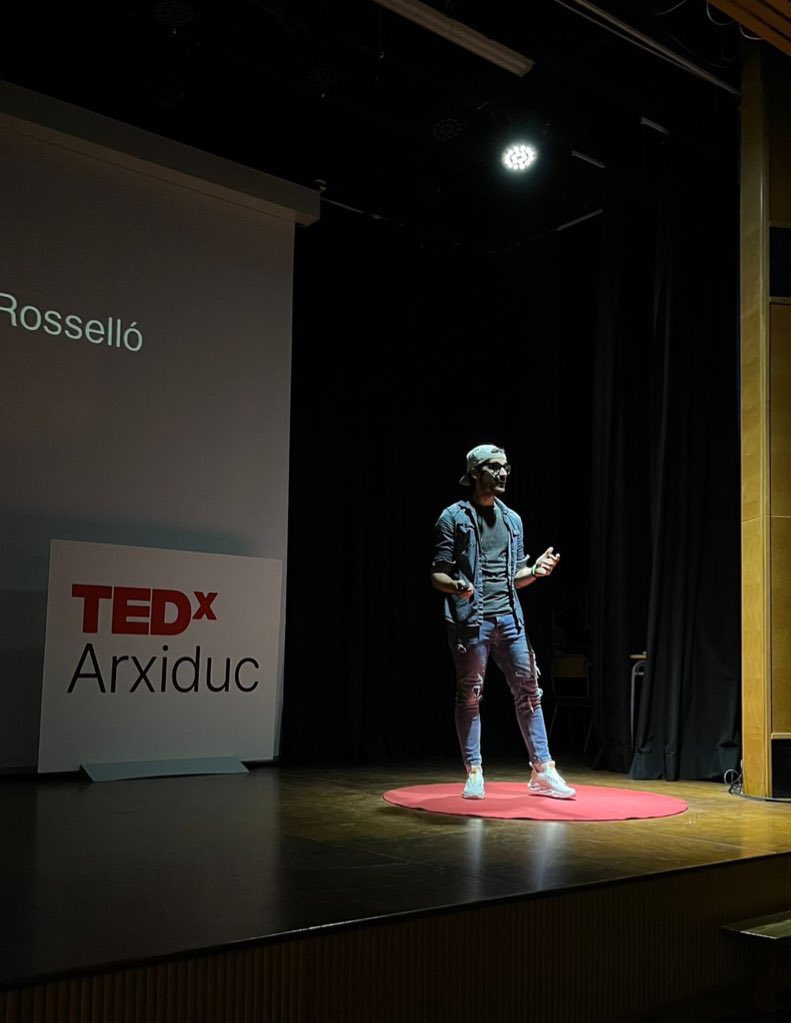 ¿Cuánto tiempo se tardaría en renderizar el Rey León en un solo ordenador? 2800 años.

Joan Antoni Ribas Roselló

#TEDxArxiduc24 #TEDxArxiduc #TED
#charlasTED #tedtalks #tedtalk #tedPalma
#tedMallorca
#Mallorca #tedxwomen