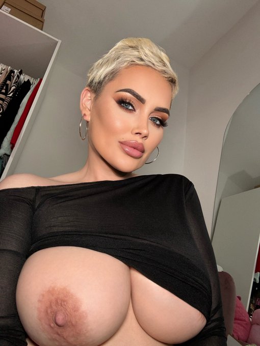 7 weeks hair growth!! 🥰 https://t.co/dWV8wqDrFU<a href="/tag/breastcancerawarenessmonth"class="tags"><span>#breastcancerawarenessmonth</span></a>