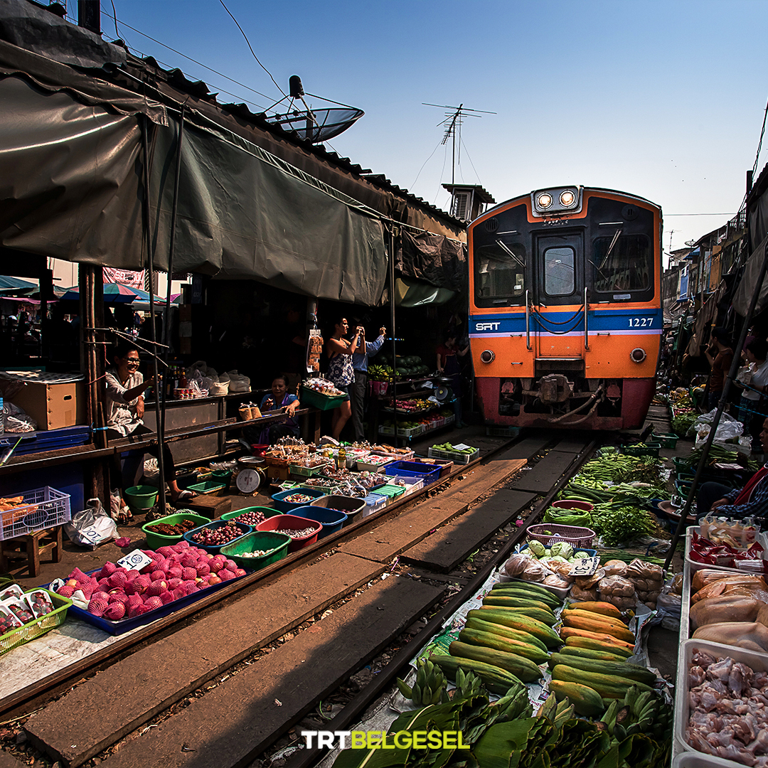 Dünyanın en ilginç ve tehlikeli pazar yeri: Maeklong Pazarı 👀
🚆 Tayland’ta bulunan ve demiryolu üzerine kurulu olan pazar, hareketli ve ilginç görüntülere sahne oluyor. Trenin geçmesi için toplanan branda ve tezgahlar, daha sonra yeniden kuruluyor.