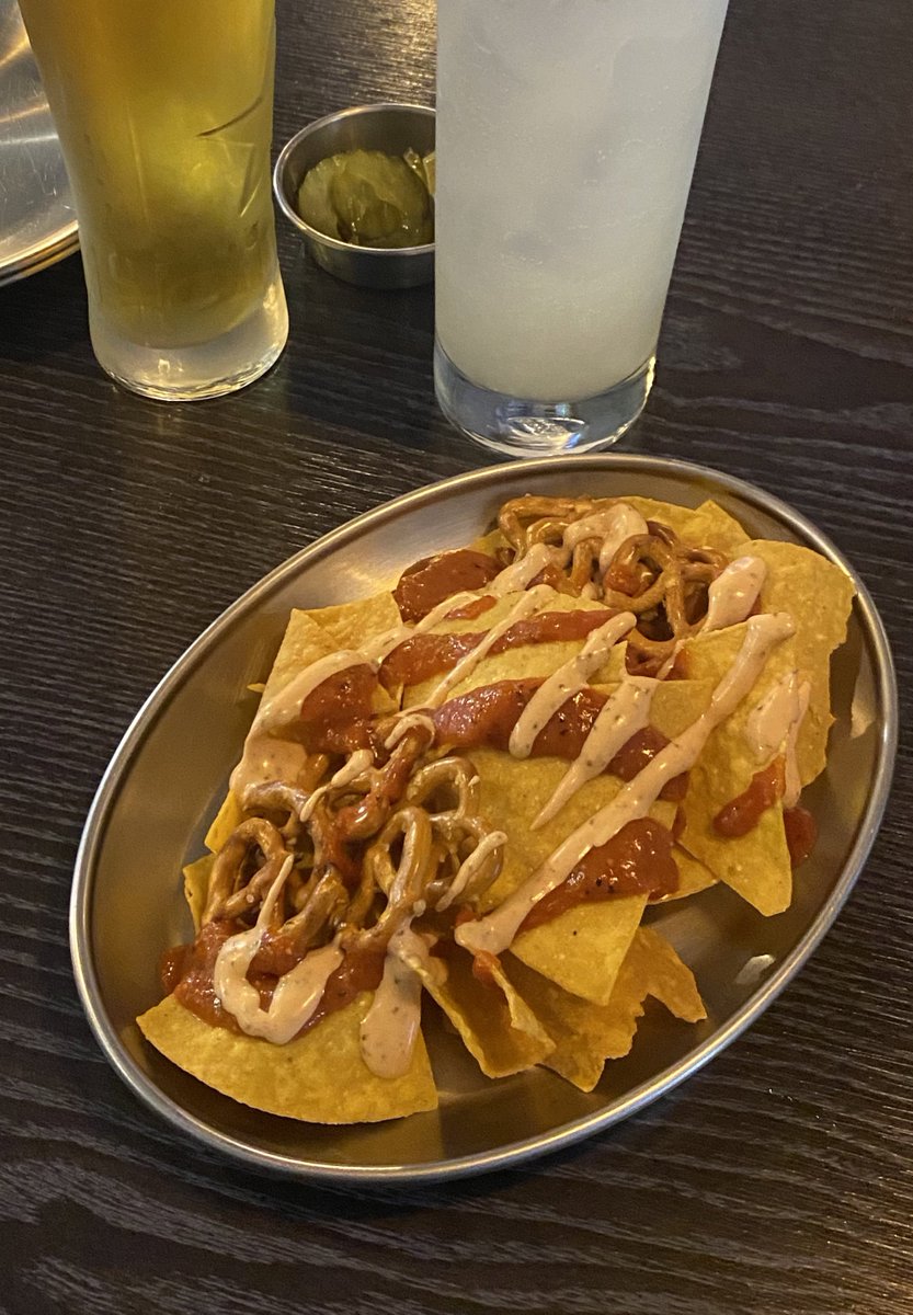 bbisakk's tweet photo. 📍서면 전포 바모스타코 
타코가 먹고 싶어서 갔습니다… 
시그니처 세트 메뉴 시켰어요!!
일단 셀프바에서 원하는 만큼 나쵸를 먹을 수 있어서 좋았어요 소스 마시씀ㅎ
타코도 괜찮고 샐러드 양도 많았어요
배 안 부를 거 같았는데 배부름.. 굿 https://t.co/DgGWNNZgCU