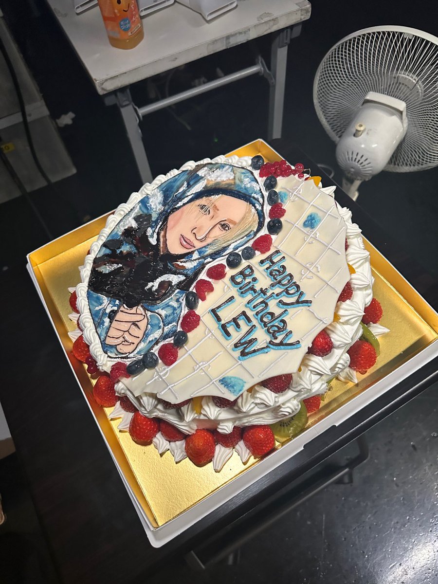 TPST_twt's tweet photo. [#LEW] 일본에서의 데뷔 쇼케이스 모두 끝!!!
그리고 저의 생일을 축하해 주셔서 정말 고맙습니다!!! iE! 그리고 멤버들! 모두 모두 사랑해!!!💗💗💗 https://t.co/SnM1yLM3mb