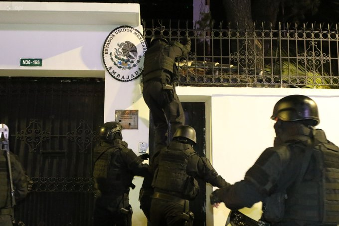 La Policía de Ecuador entro por la fuerza a la embajada de México en ese país para detener al ex vicepresidente Jorge Glas. 

Acaban de violentar la soberanía de nuestro país, algo inaudito y sin precedentes. 

Las embajadas son consideradas territorio de cada país. 

GRAVE
