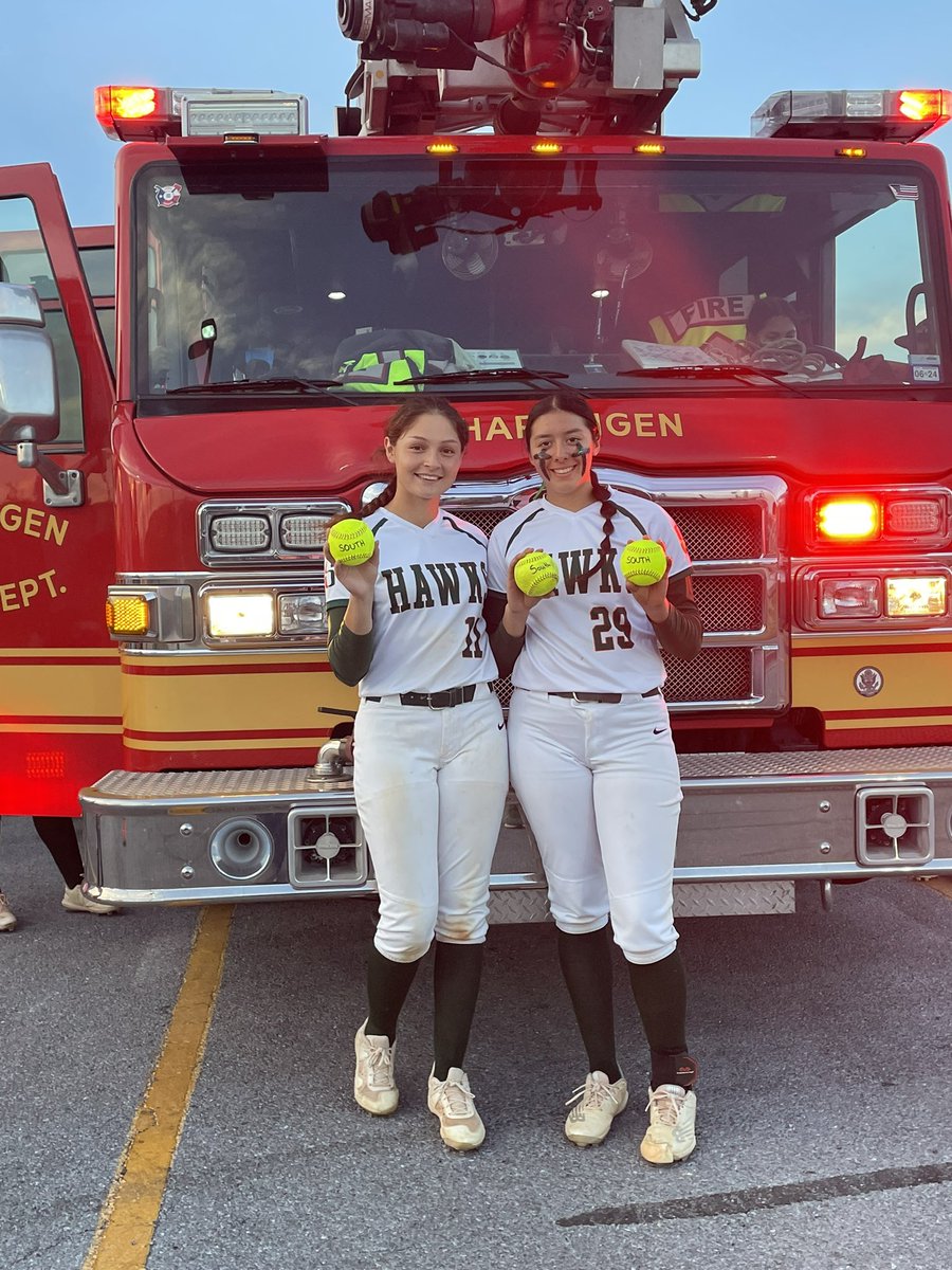 HawksUpSoftball's tweet photo. Lady Hawks take the win 16-0! Thank you Harlingen FD for coming out and supporting! 🚒 A big Thank You to Crafty Vibes Galore LLC for donation of the softball roses! Homerun bomb queens tonight are Kailee Silva with a 3 run shot and grand slam! Lexi Sandoval had a solo shot 🧡💪🏼 https://t.co/R6tWtpXrcC