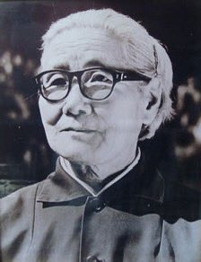 หลายคนน่าจะรู้กันอยู่แล้ว แต่นี่เพิ่งรู้จากงานเสวนา #Exhuma ที่ มธ. เมื่อวาน ว่าชื่อนักแสดงนำทั้ง 4 มาจากชื่อกลุ่มบุคคลเรียกร้องเอกราช ปลดแอกโชซอนจากจักรวรรดิญี่ปุ่น ส่วนชื่อของพี่น้องตระกูลพัค ก็มาจาก 3 ใน 5 รัฐมนตรีผู้ลงนามในสัญญาทรยศชาติ

นี่คือโฉมหน้าจริงของ อีฮวาริม