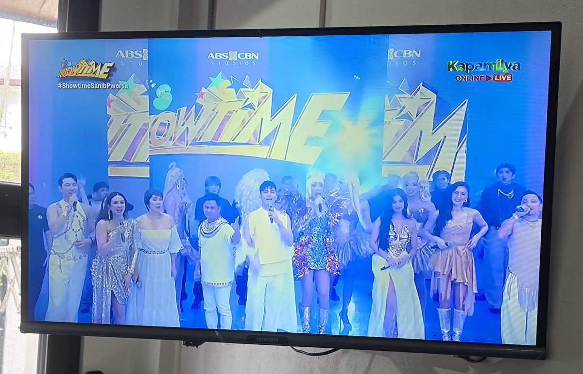 iamsuperbianca's tweet photo. HISTORY!!!!!! What a time we are in. Congratulations sa buong Team @itsShowtimeNa!!!! #ShowtimeSanibPwersa #ShowtimeSaGMA https://t.co/k54b8DGPug