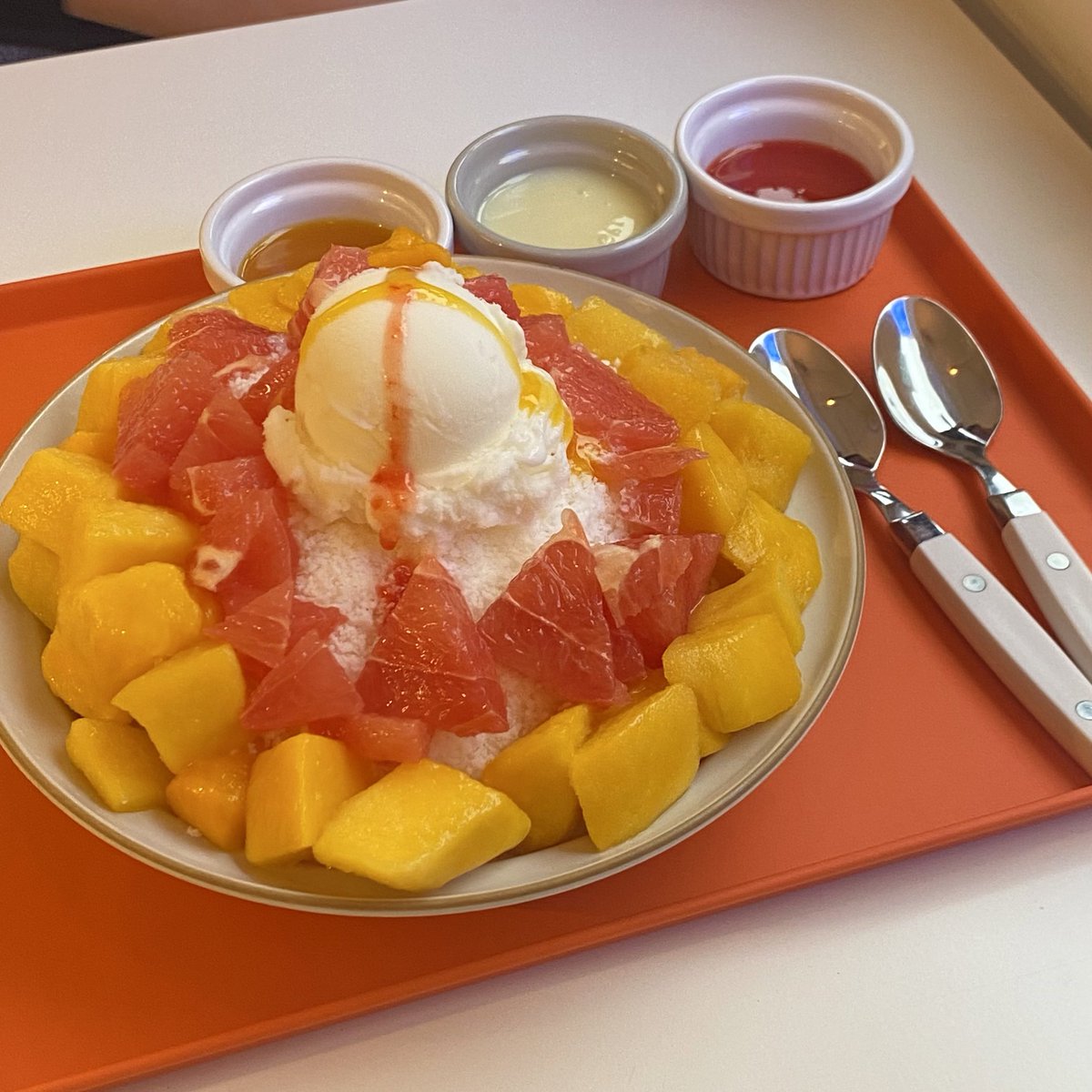 bbisakk's tweet photo. 📍서면 전포 샤빙
애플망고 생자몽 빙수 먹었어요! 
과일이 많아서 좋았습니당…
자몽은 살짝 시긴 했는데 상큼하고 애플망고는 당연히 맛있었어요
생각보다 양이 많았습니다! https://t.co/aDghE0xfja