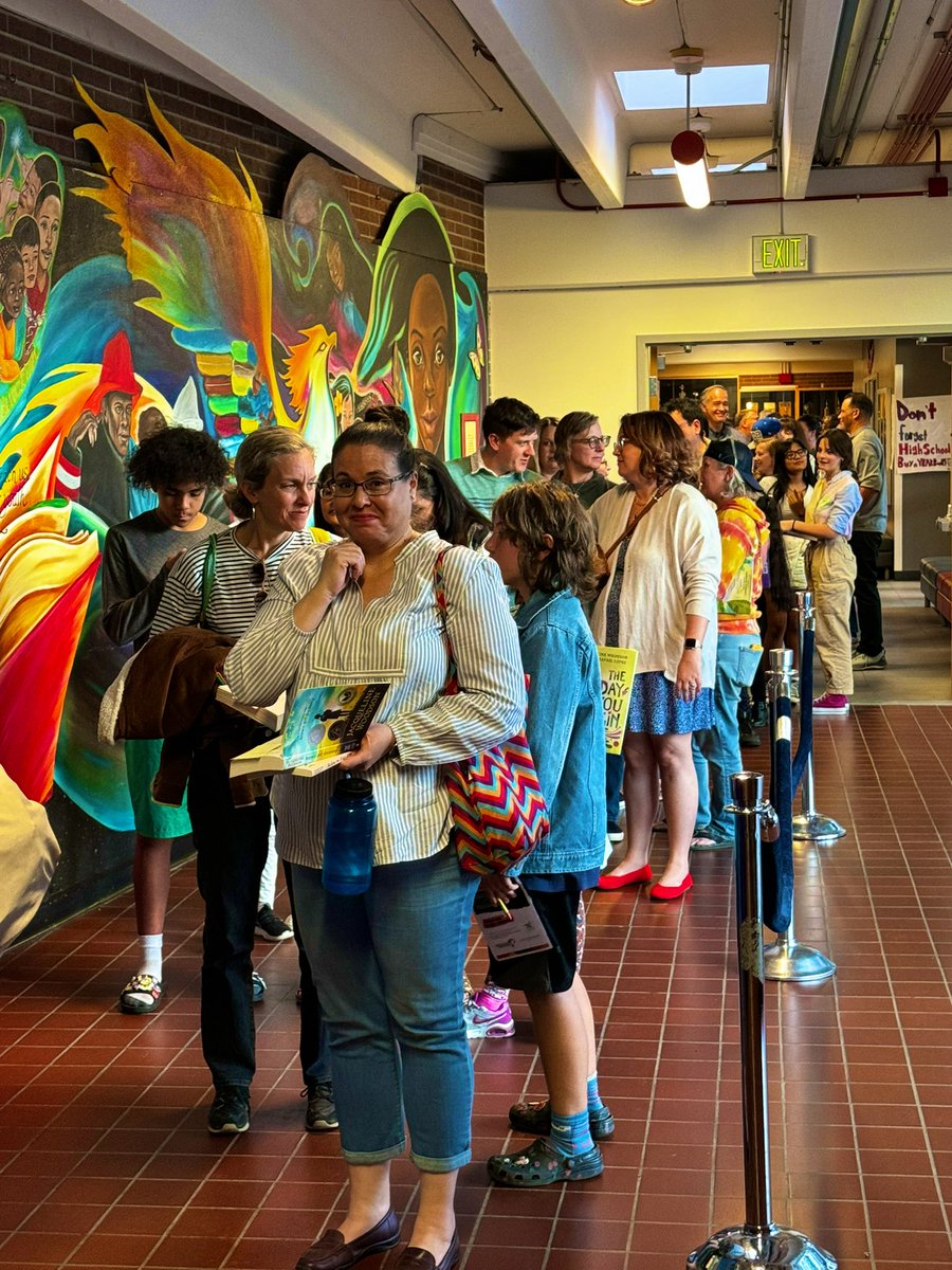 LDahlkemper's tweet photo. Great evening w national award-winning author @JackieWoodson &amp; @cojeffcolibrary! Woodson spoke to a packed auditorium @JeffersonJrSr about writing, family, belonging, &amp; diversity. @JeffcoSchoolsCo students led Q&amp;A at the event, which attracted diverse readers of all ages. #Jeffco https://t.co/i0AsUwKWBB