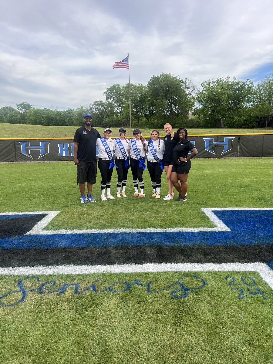 What a great night! A great win and a great celebration for ours seniors!💙🤍🥎