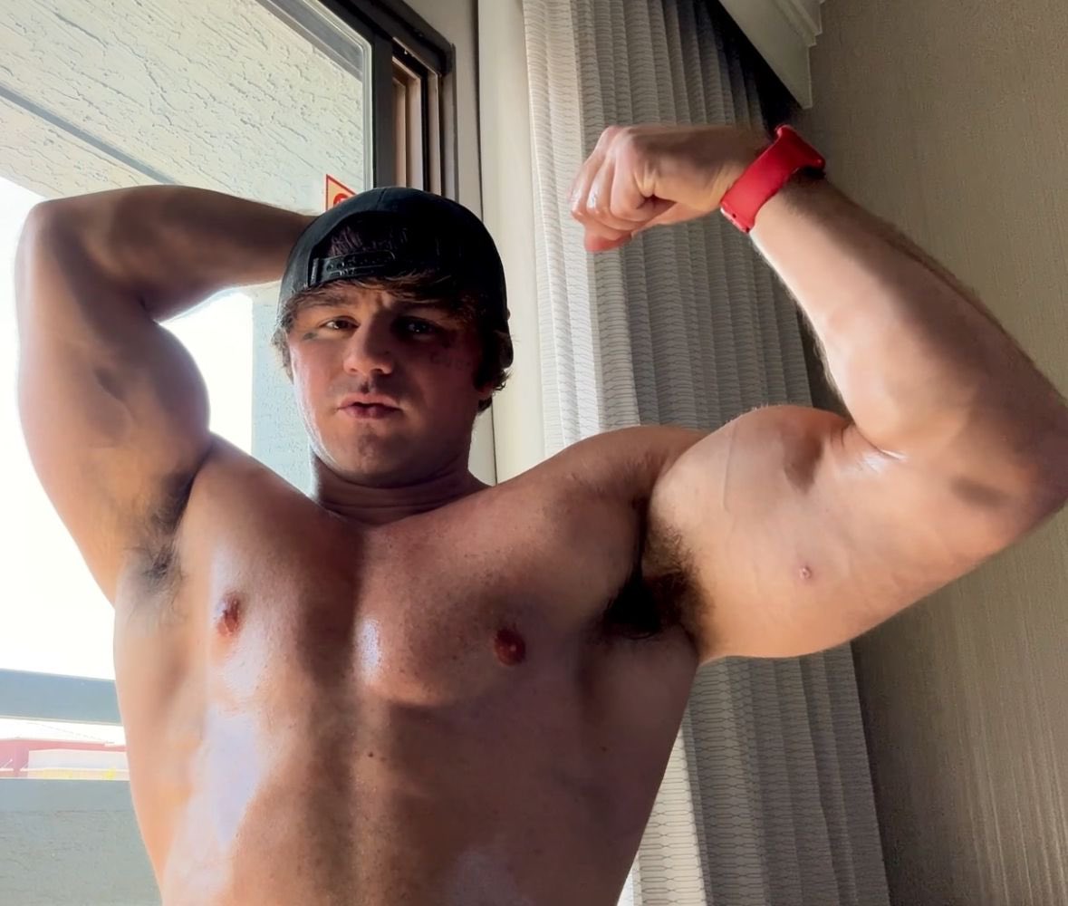 realjamielift's tweet photo. No one compares. Now, hand over that wallet lil guy. 

#cashmaster #findom https://t.co/UOmlhW5wIH