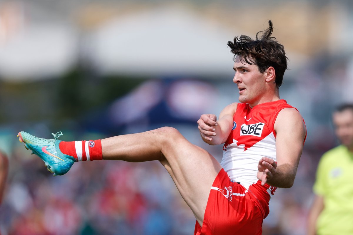 sydneyswans's tweet image. Errol weaving his way through with that beautiful left boot.

#Bloods #AFLEaglesSwans #SYD150