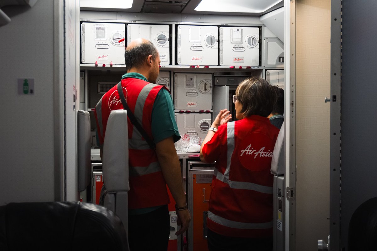 Hawa-hawa mudik dan libur panjang udah makin terasa nih, guys! 😍✈️ Supaya mudik dan liburan Lebaran makin nyaman, Indonesia AirAsia melakukan ramp check & pembersihan pesawat yang dipimpin langsung oleh CEO Veranita Yosephine. Selamat liburan dan salam untuk keluarga ya! 🫶🏻