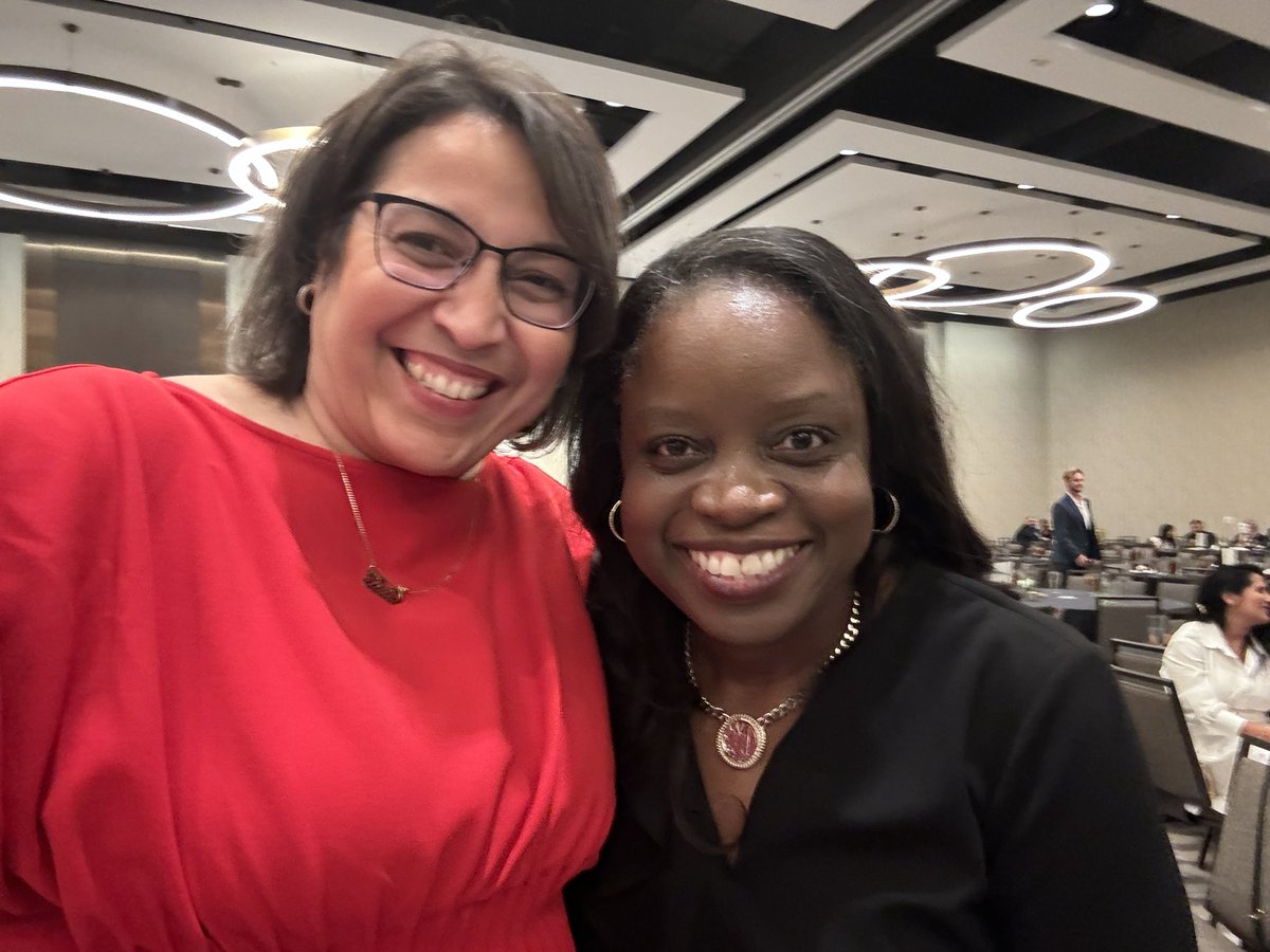 This is #MyAldine’s equity leader! Thank you @drgoffney for your continued support. Thank you for elevating dual language education in @AldineISD so we can better serve our #EBs! ❤️💙@SHABE_bilESL @TA4BE #LeadershipMatters