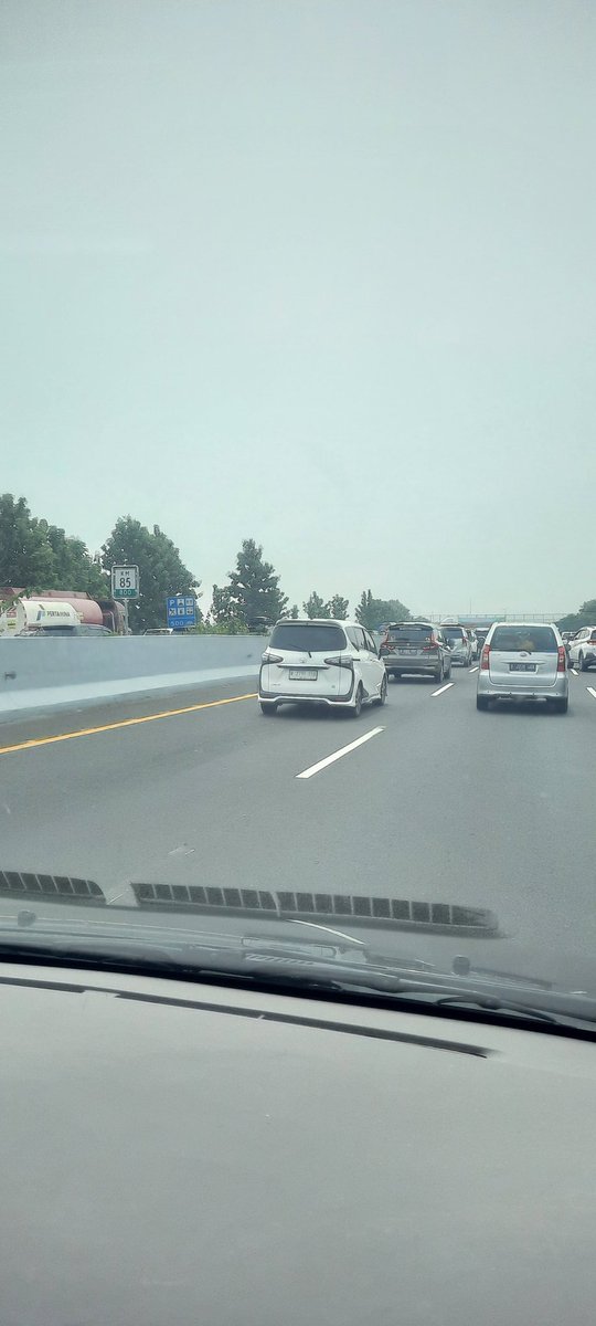 Penyebab jalur kanan tersendat di tol cipali km 83 hanya karena adanya cone pindah jalur dari kanan ke kiri, setelah km 87 lancar lagi #InfoMudikElshinta