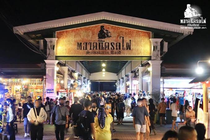Chloey_PMU's tweet photo. 18:00 |📍ตลาดรถไฟศรีนครินทร์ | @awat_pmu

โคลอี้มาเดินหาของตกแต่งเข้าบ้านเพิ่มเติม ตอนนี้เธอกำลังเดินหาร้านขายโมเดลร้านใหญ่ที่ตั้งอยู่โซนด้านหลังตลาดนัดตามรีวิวใน Tiktok 

แต่เดินมาได้สักพัก เธอก็ต้องหยุดชะงักซะก่อน เพราะสะดุดตาเข้ากับร้านซอฟครีมสตอเบอรี่ที่ตั้งอยู่พอดี🍦

+ https://t.co/E6AY4cDzkL