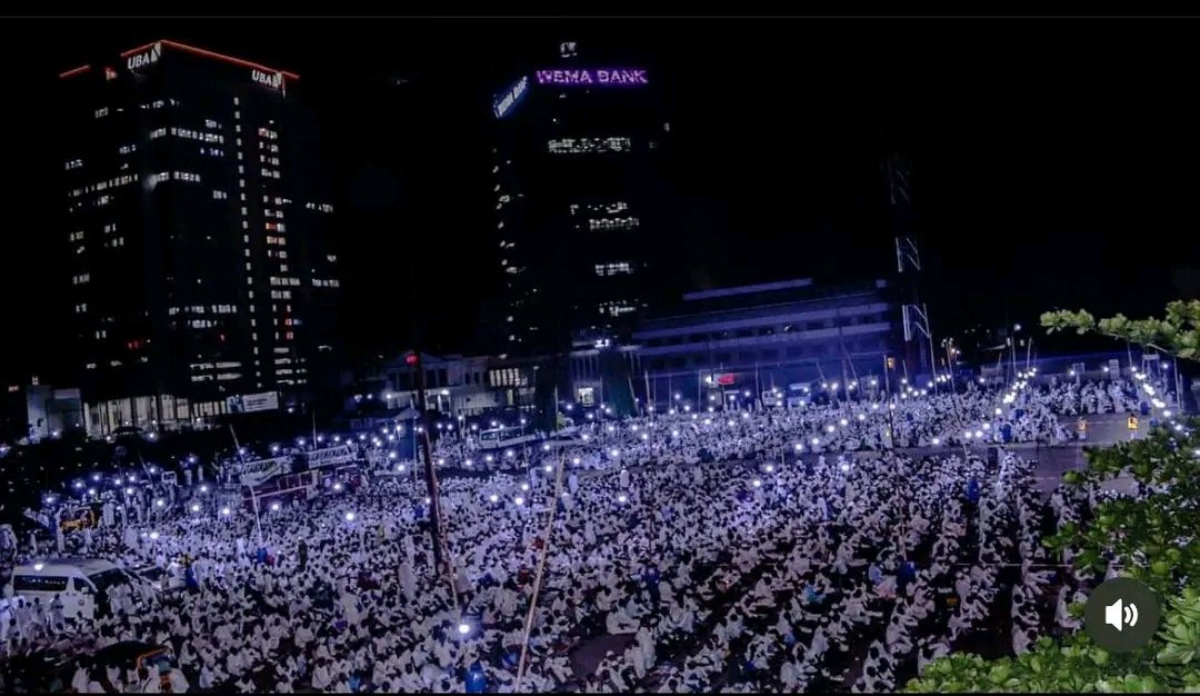 Tafarki_2's tweet photo. Tahajjud In Lagos, Nigeria. This is so Beautiful 🥰♥️💯

#nigerian #NigeriaNews #Lagos #lagos #lagosnigeria #islamicreminder #ramadan2024 #ramadankareem #RamadanMubarak #ramadanvibes #tahajjud https://t.co/UcomkLCumt