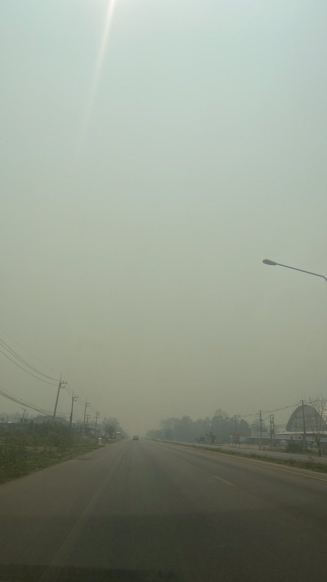 ถ้าคิดไม่ออกว่า ฝุ่นPM2.5 ระดับ 371 เป็นยังไง...เป็นอย่างงี้ค่ะ
ลาก่อนปอดกู 
คนภาคเหนือต้องโดนทอดทิ้งกันไปถึงไหน
ปัญหาฝุ่นไม่ถึงกรุงเทพ ก็คือไม่เดือดร้อนถูกมั้ย ถึงกรุงเทพวันนึงขึ้นเทรนทวิต แต่คนเชียงใหม่ทนมากี่เดือนกี่ปีแล้วอะ 

ไหนอะ? เมื่อไหร่? ต้องให้คนตายจากมะเร็งปอดอีกกี่คน