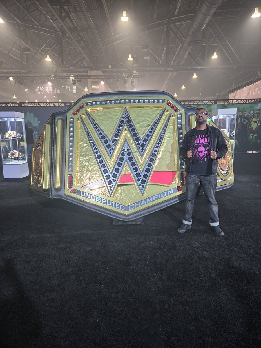 DELtasticONE's tweet photo. Tis the season for some #WrestleManiaXL had an awesome time at #WWEWorld can't wait for Night 1! #WWE #WrestleMania https://t.co/lkRCPTBlB7