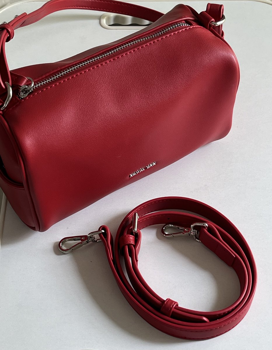 ขอรีวิวอีกรอบ เป็นกระเป๋าที่ชอบมากที่สุดของปี 2023 น้อง Lola สีแดงที่ถูกต้อง 🍒✨ แมตได้ทุกลุค หนังนิ่มไม่แข็ง จุของได้เยอะมาก เป็นกระเป๋าที่ยิ่งของเยอะยิ่งสวย มีสายให้เปลี่ยน 2 ลุค สะพายกี่ครั้งคนต้องถามทุกครั้ง Kappa.bkk ทำกระเป๋าสวยอ่ะ แล้วราคาไม่แรงด้วย 〰️